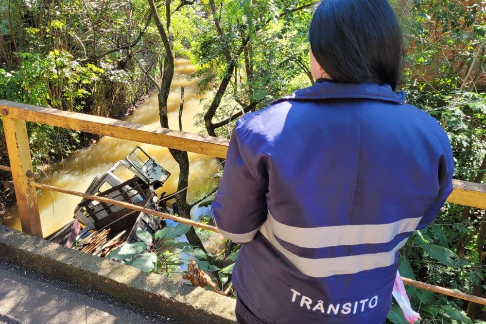 Caminhão cai de ponte sobre o Arroio Moinho, em Ijuí