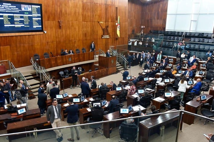 Assembleia aprova flexibilização da Lei Kiss e acaba com emissão de alvarás para 991 tipos de empresas