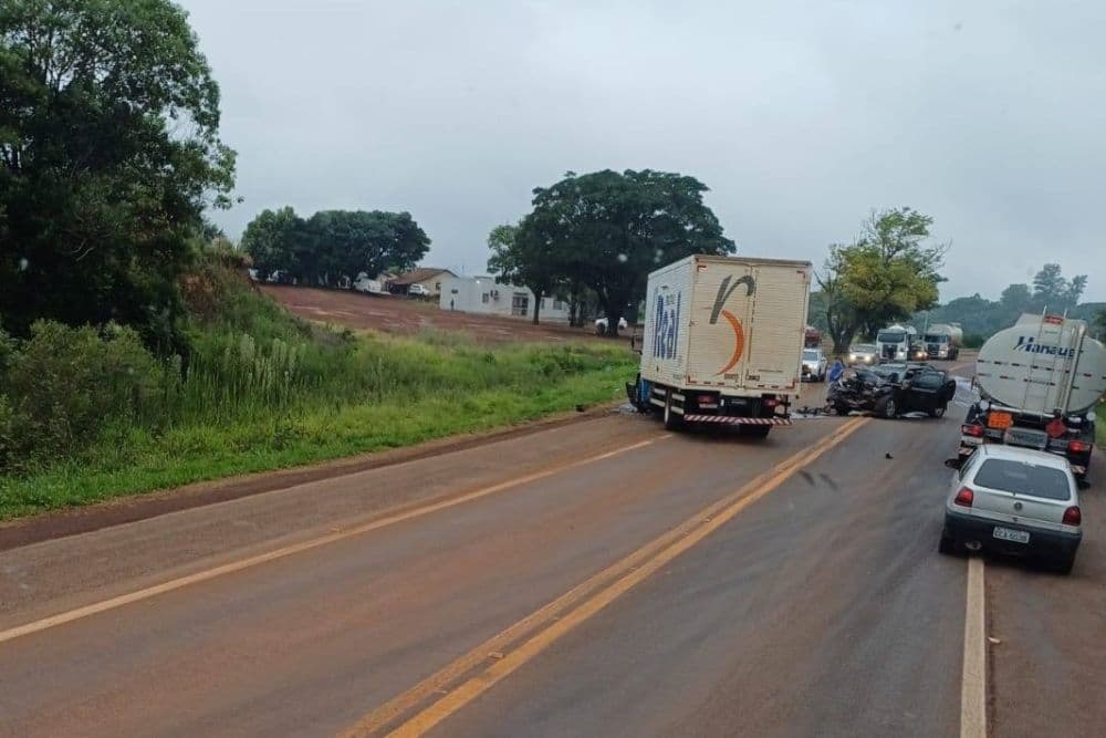 Colisão entre caminhão e caminhonete na BR-468 em Campo Novo