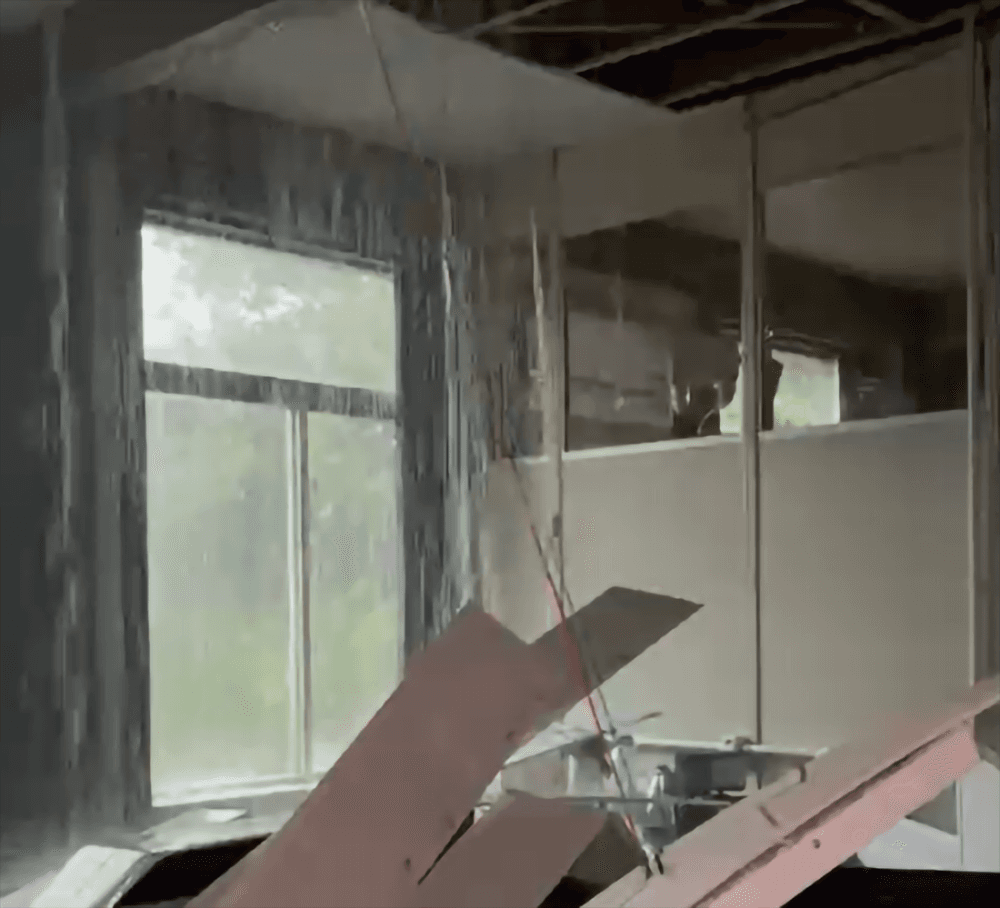 Salas da Prefeitura de Palmeira das Missões sofrem alagamento após chuva