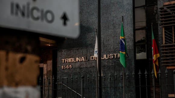 Justiça do RS proíbe o acesso de pessoas vestindo bermuda, minissaia ou chinelo em seus prédios