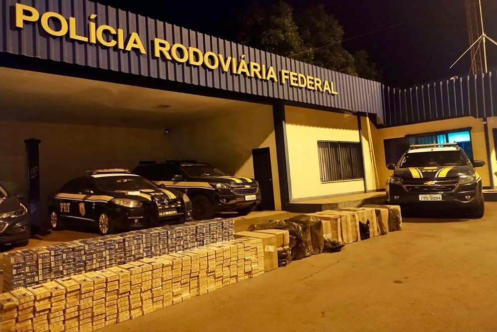 PRF apreende carro com 14 mil maços de cigarro contrabandeado em Palmeira das Missões