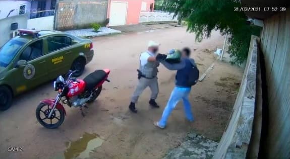 A pedido do MP, justiça determina afastamento de PM flagrado agredindo motociclista