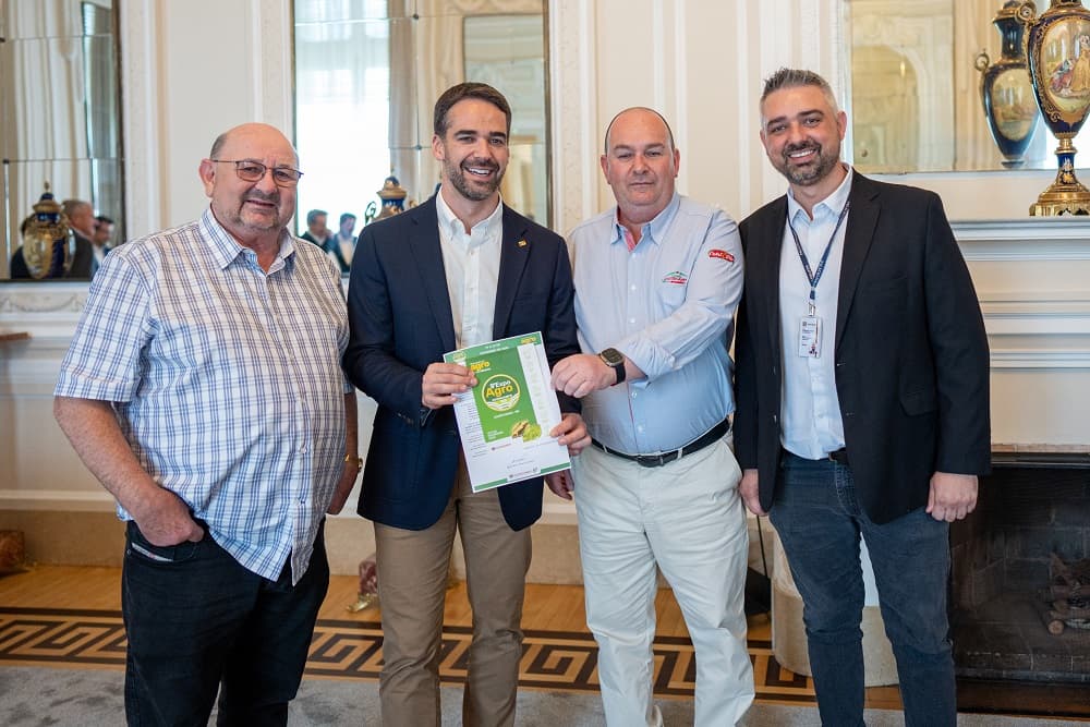 Bridi entrega convite da 9ª ExpoAgro Cotricampo ao governador Eduardo Leite