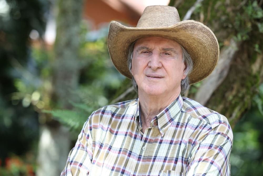 Polícia Federal cumpre mandados de busca e apreensão contra o cantor Sérgio Reis e deputado federal