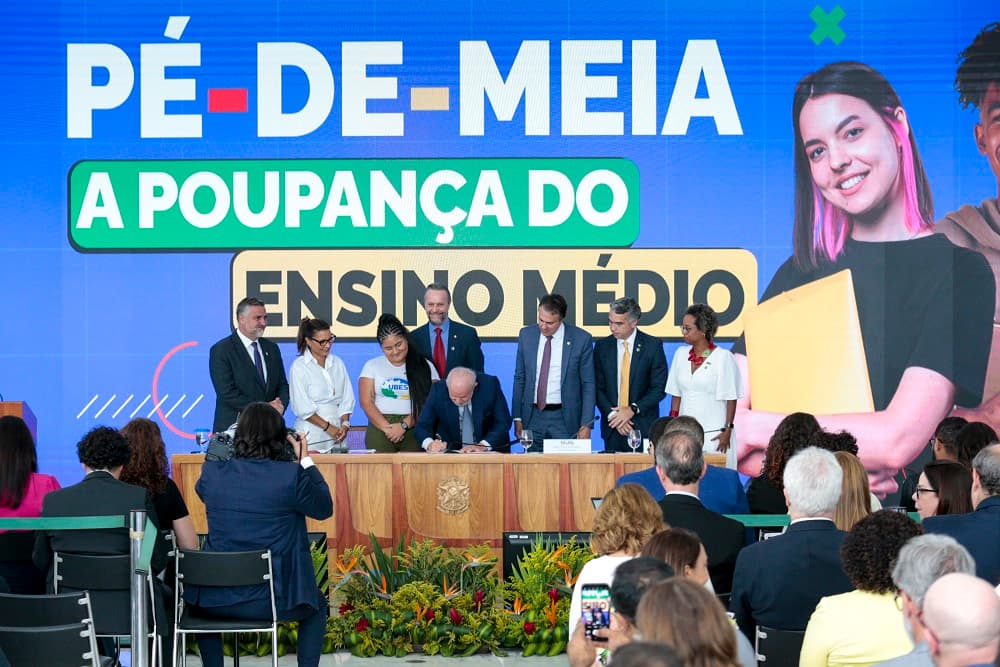 Pé-de-meia: MEC divulga calendário de pagamento de bônus de matrícula a alunos do ensino médio; veja datas