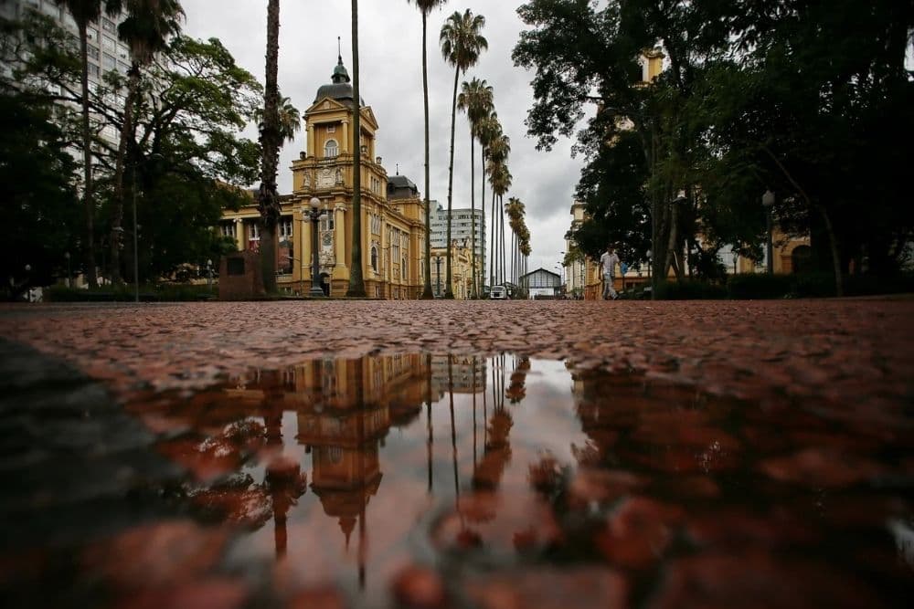 Sexta-feira será de chuva e com chance de temporais no RS