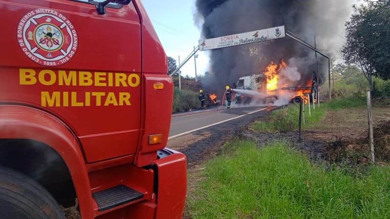 Carreta com carga inflamável pega fogo na entrada de Palmitinho