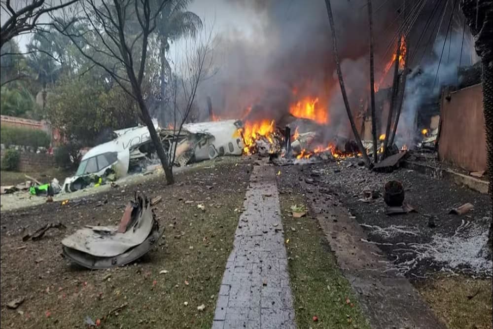 Avião com 62 pessoas a bordo cai em Vinhedo, no interior de SP