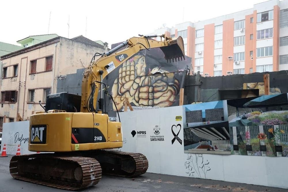 Fachada da boate Kiss é demolida em Santa Maria