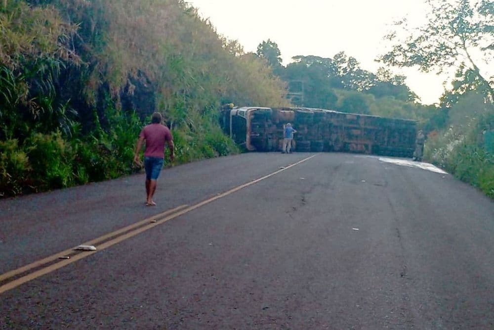 Carreta de transporte de suínos tomba e condutor morre, em Palmitinho