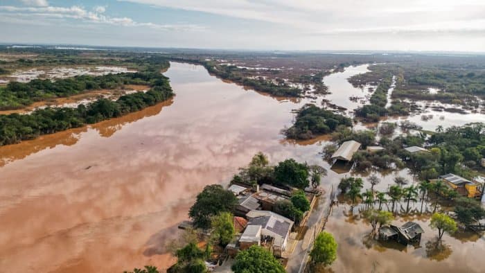 Chuva forte alaga ruas, e moradores precisam sair de casa em Nova Santa Rita