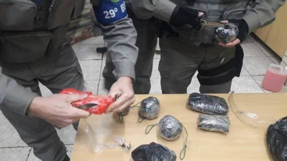 Arremesso dá errado e sacolas com celulares e drogas batem em muro da Modulada de Ijuí