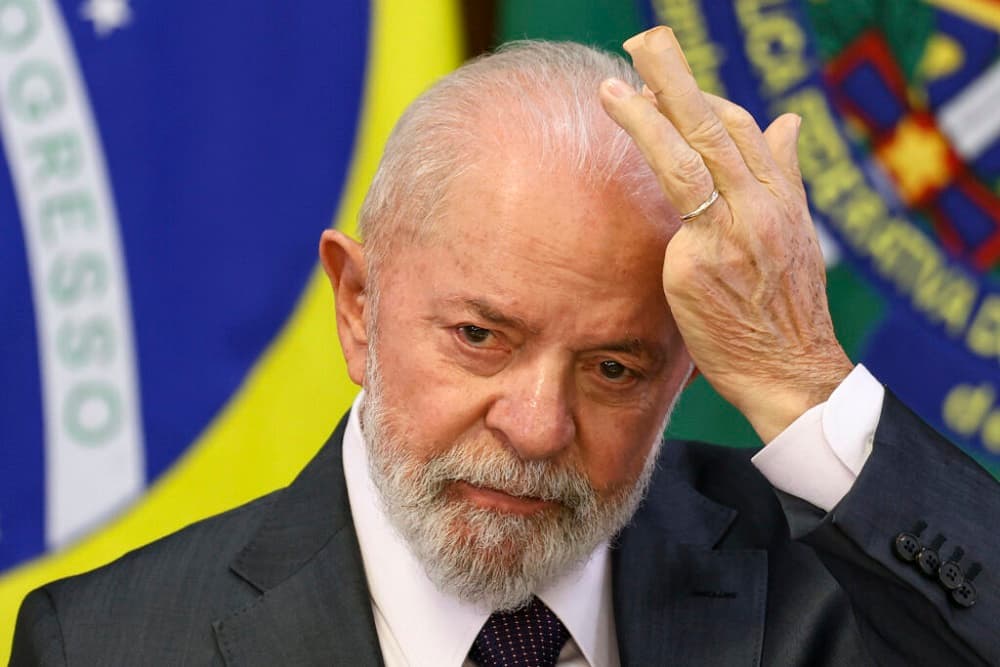 Presidente Lula sofre ferimento na cabeça após cair em banheiro