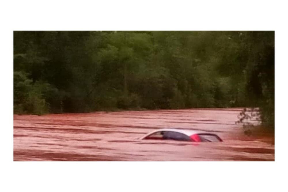 Família é resgatada de veículo que afundou no rio Piraju, em São Luiz Gonzaga