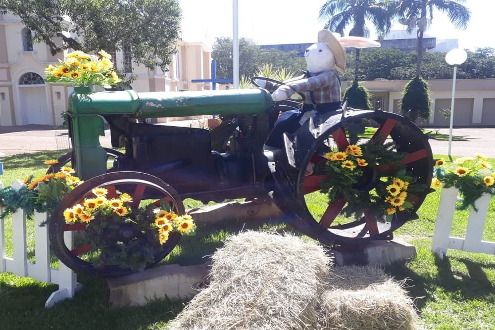 Prefeitura decora praça Pompílio Silva para a Páscoa e pede que não aja aglomerações