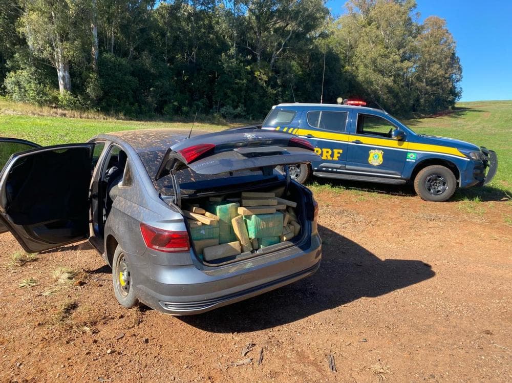 PRF apreende carro com mais de meia tonelada de maconha