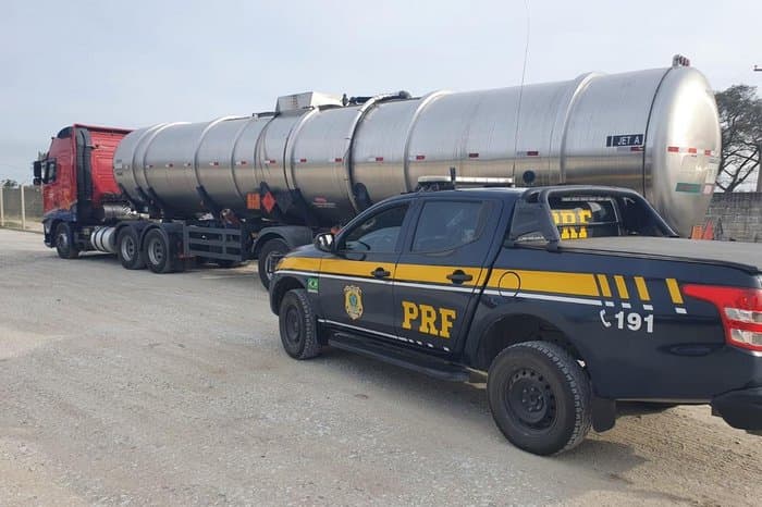 Carreta é apreendida por transporte irregular de combustível pela segunda vez em duas semanas