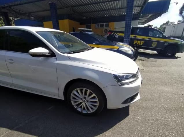 Adolescentes de 14 e 13 anos viajam de carro para a praia escondidos dos pais e são parados após mais de 400 km