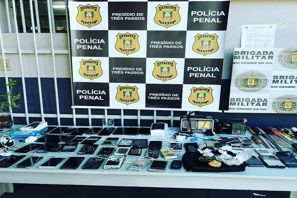 Celulares, armas artesanais e drogas estão entre objetos apreendidos no Presídio em Três Passos