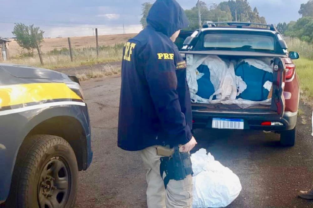 PRF apreende caminhonete com 400 quilos de agrotóxicos ilegais