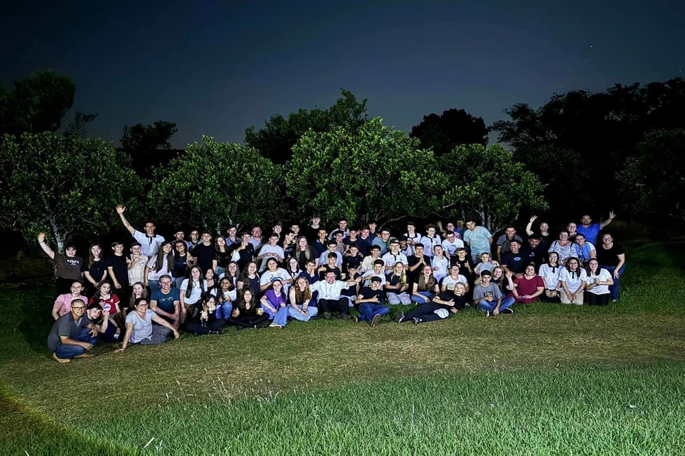 Primeiro Luau Jovem Católico reúne música, oração e fé