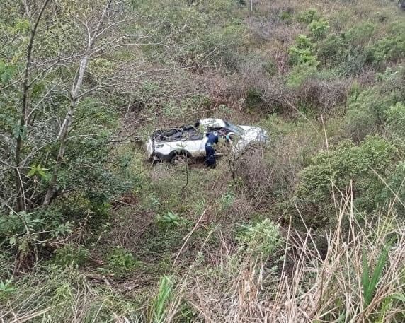 Fiat Strada sai da pista e cai em ribanceira em Palmeira das Missões