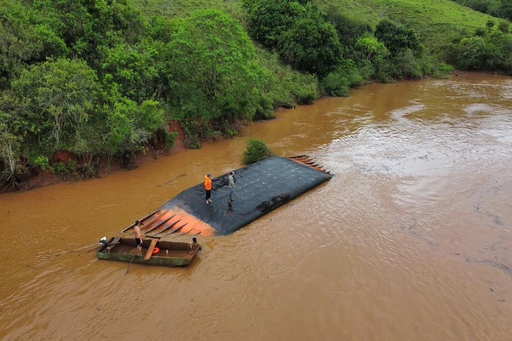 Balsa vira entre Alto Bela Vista/SC e Marcelino Ramos/RS e uma pessoa está desaparecida