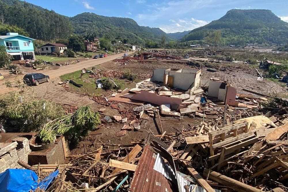 No Rio Grande do Sul, Waldez Góes garante que não faltarão recursos aos municípios afetados pelo ciclone