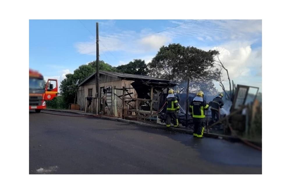 Briga entre vizinhos termina com jovem morto e casa incendiada em Carazinho