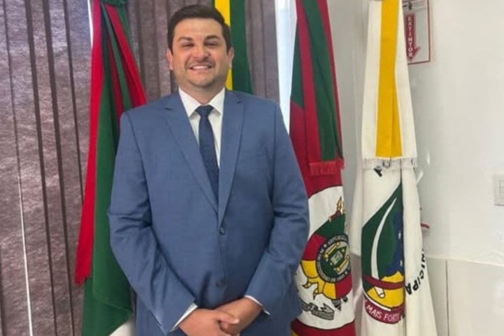 Vereador Everton Della Libera, eleito em eleição suplementar, toma posse e passa a integrar o Legislativo braguense