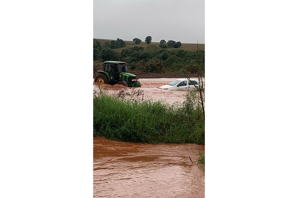 Veículo da prefeitura é arrastado por enchente em Coronel Bicaco
