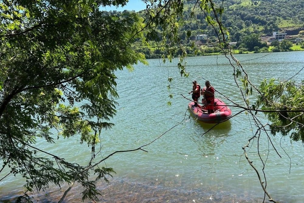 Equipes do Corpo de Bombeiros localizam Amarok que caiu no Rio Uruguai em Nonoai