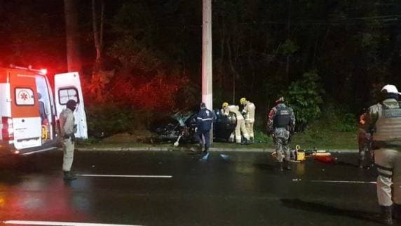 Motorista fica presa às ferragens após colisão entre dois carros no bairro Agronomia
