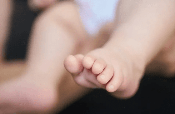 Bebê de 1 ano e cinco meses passa mal e morre horas depois de cair de cama no RS