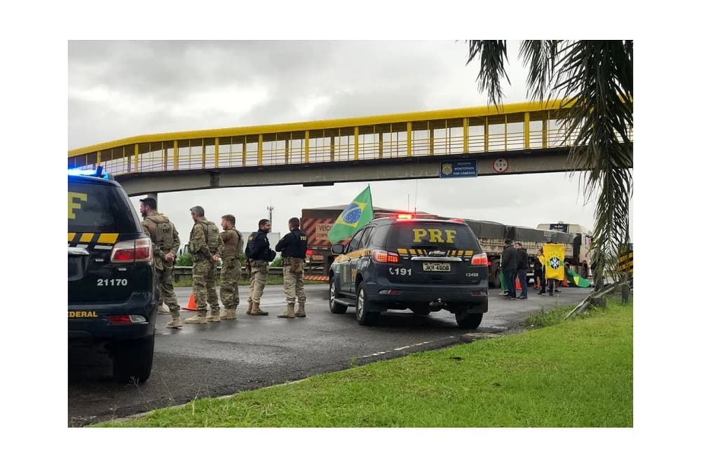 Comando da PRF ordena que todos os pontos de bloqueios em rodovias do país sejam liberados
