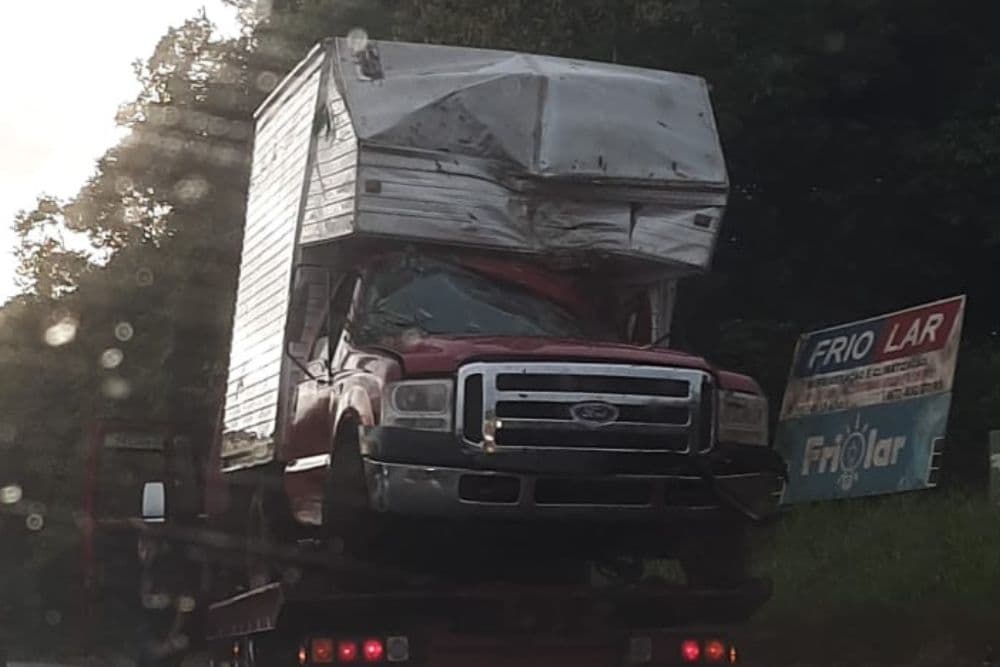 Caminhão sai da pista e colide contra árvore na ERS-155, em Santo Augusto