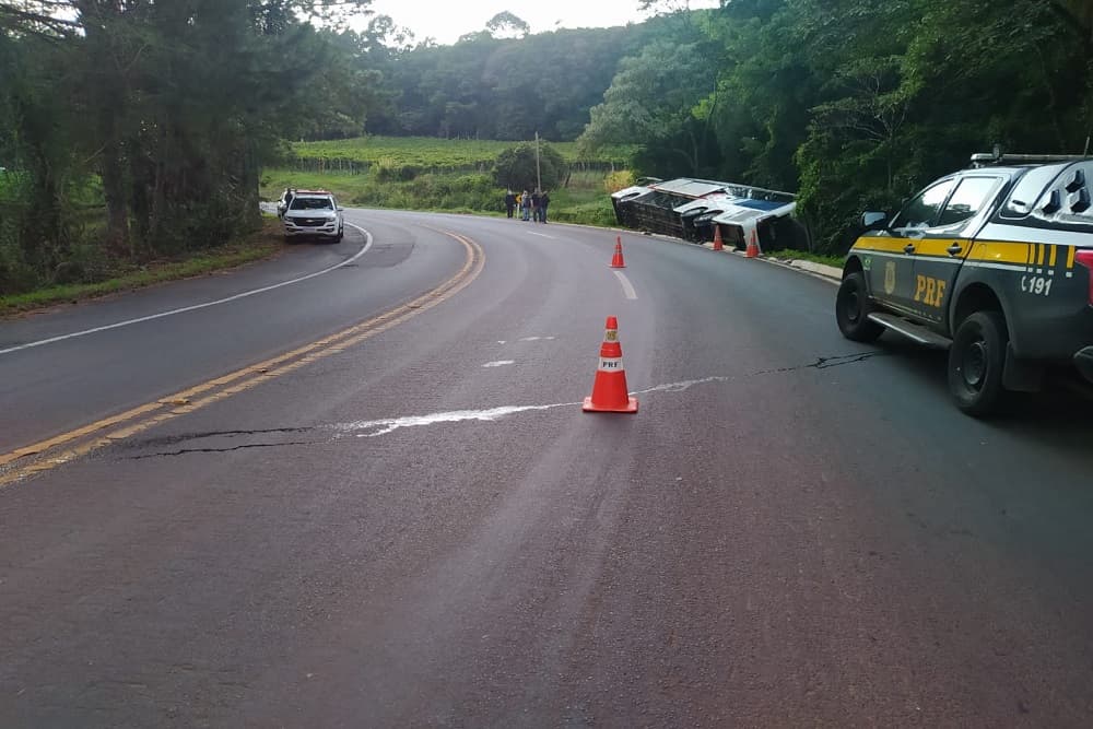 PRF atende acidente com morte em tombamento de ônibus