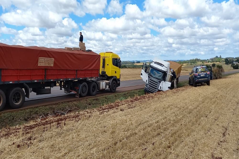 PRF apreende carretas carregadas com cigarros e prende dois paraguaios