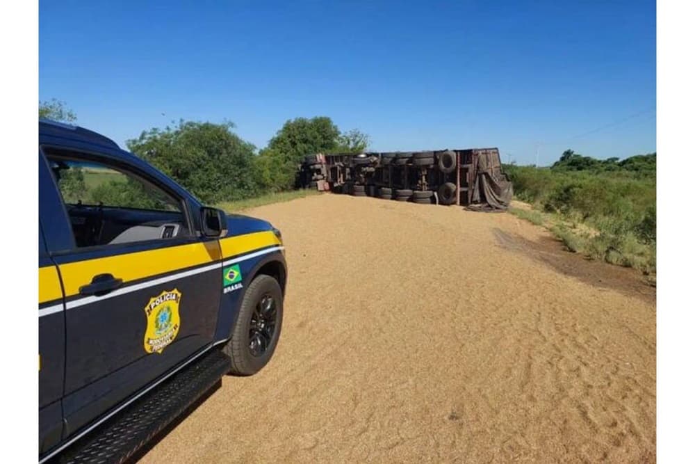 Colisão entre duas carretas envolve veículo de Santo Augusto