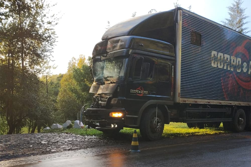 Grave acidente envolve dois caminhões e deixa um morto, na RS-342 em Três de Maio