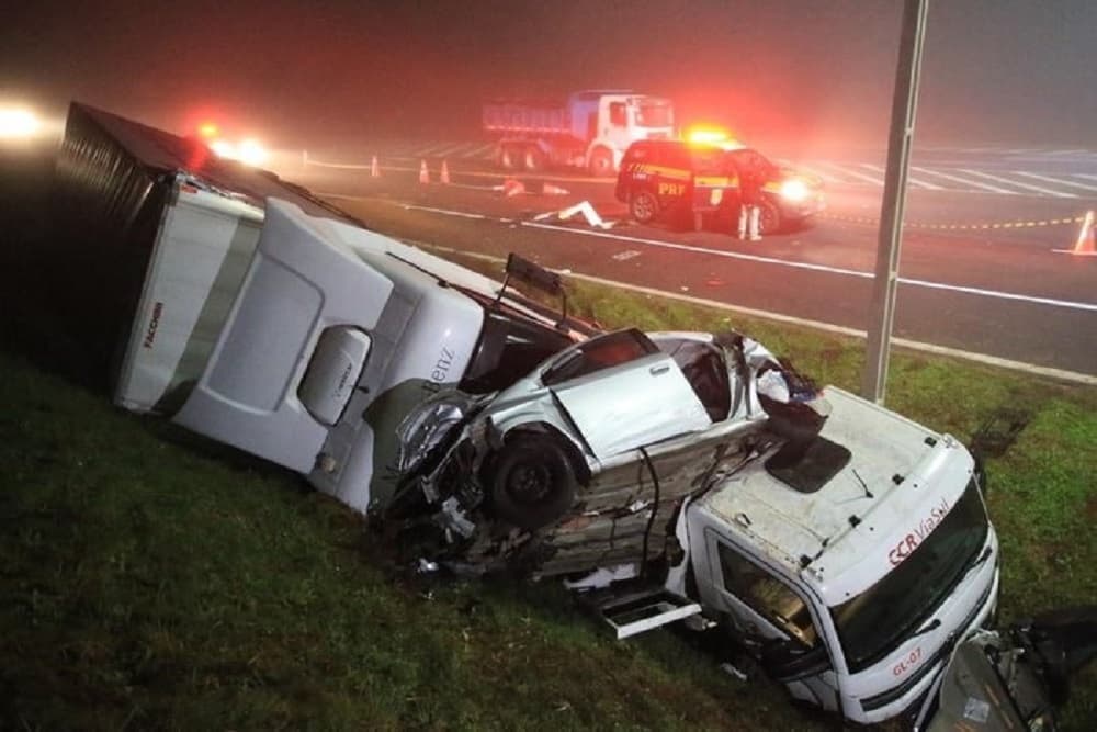 Passageiros de veículo em pane morrem em colisão envolvendo dois caminhões em Gravataí