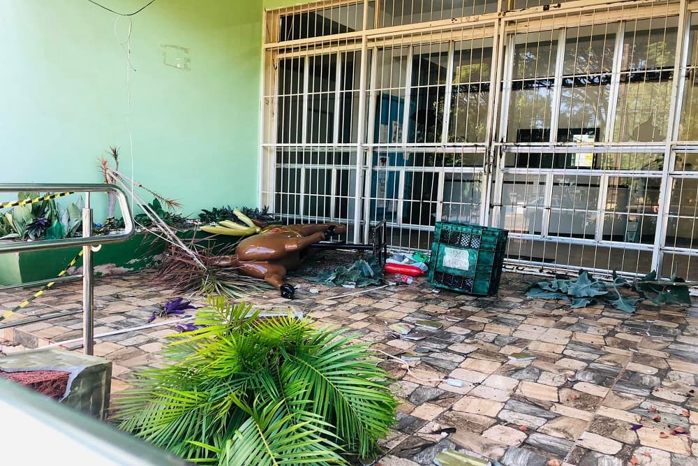 Jovem é preso em flagrante após vandalizar prédios públicos e praça em Chiapetta