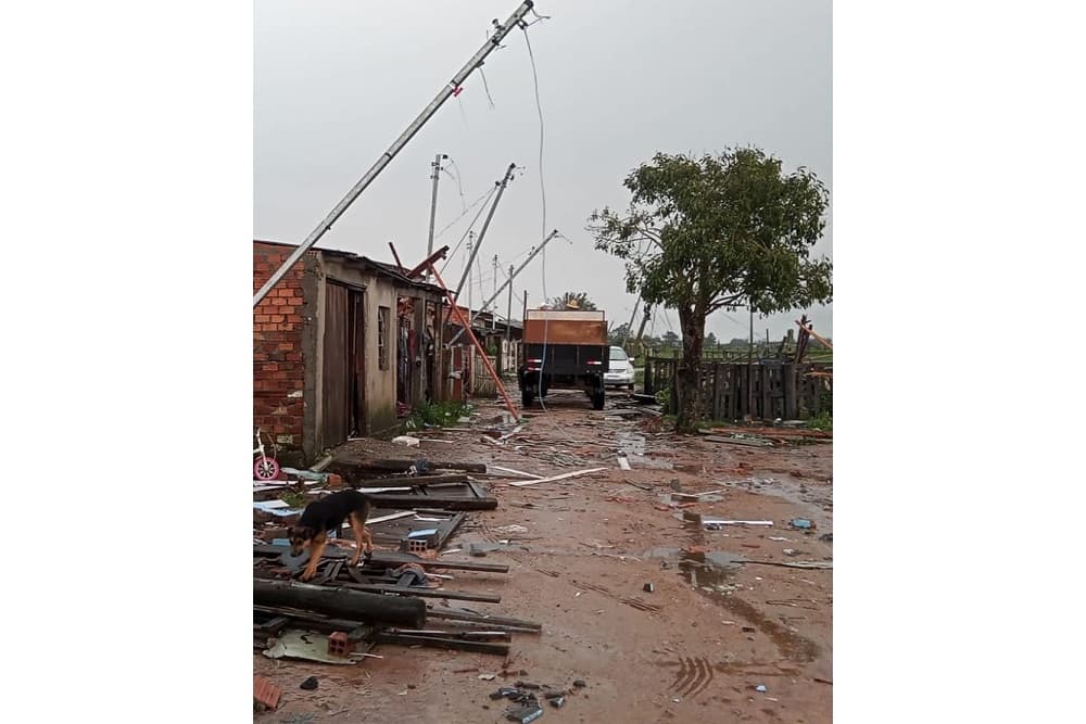 FOTOS| Possível microexplosão causa destruição em Camaquã