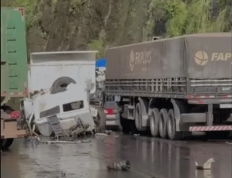 Acidente envolvendo quatro caminhões deixa vítima fatal e três feridos na ERS-122