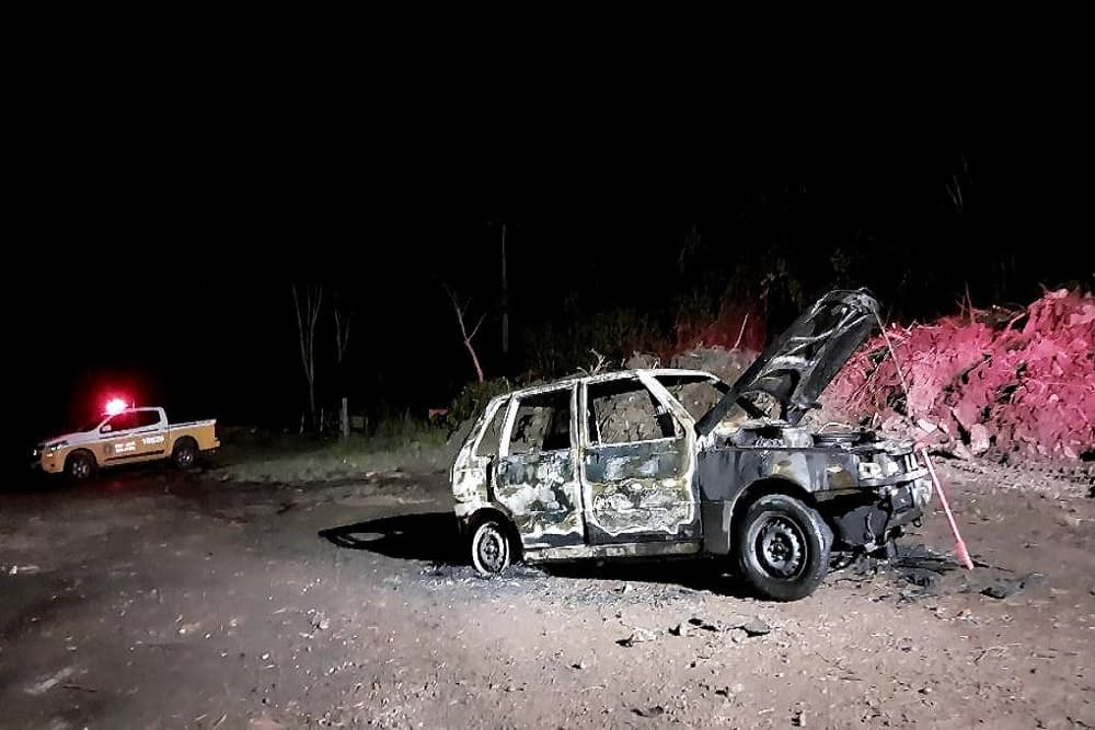Polícia encontra dois corpos dentro de carro em chamas na Serra do RS