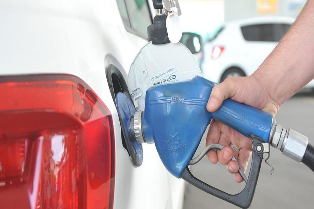 Gasolina deve ficar R$ 0,34 mais cara a partir de sábado com volta de impostos