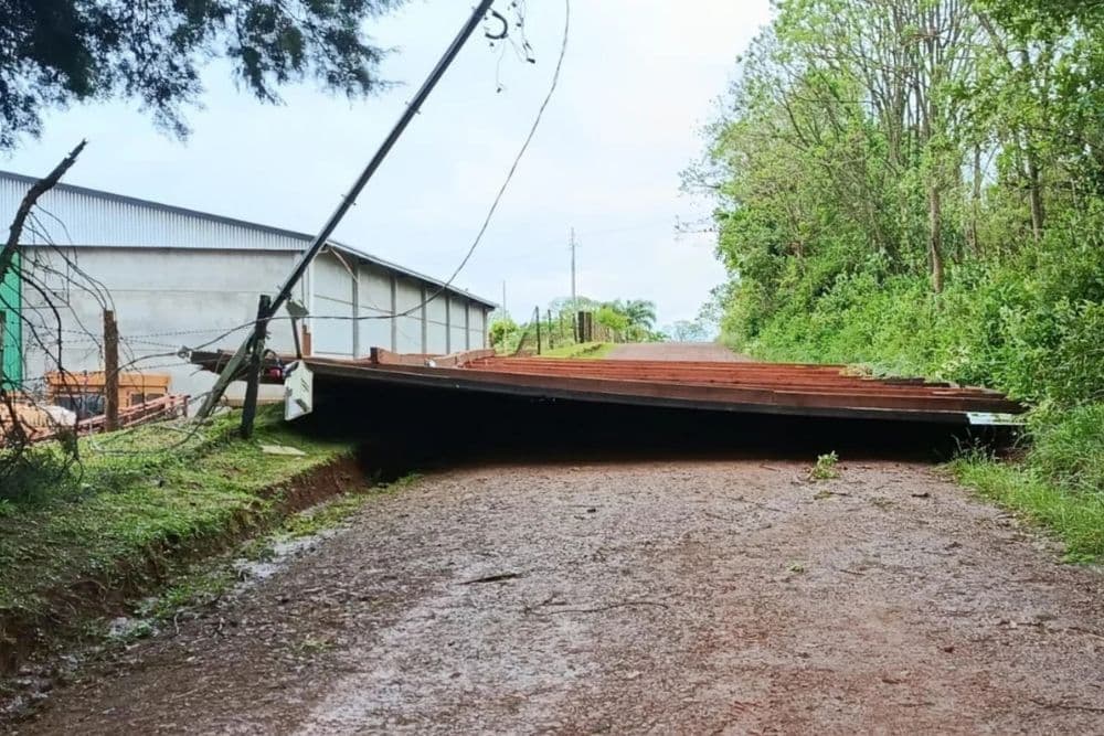 Fortes ventos destelham casas e galpão em Palmeira das Missões; Defesa Civil avalia se houve microexplosão