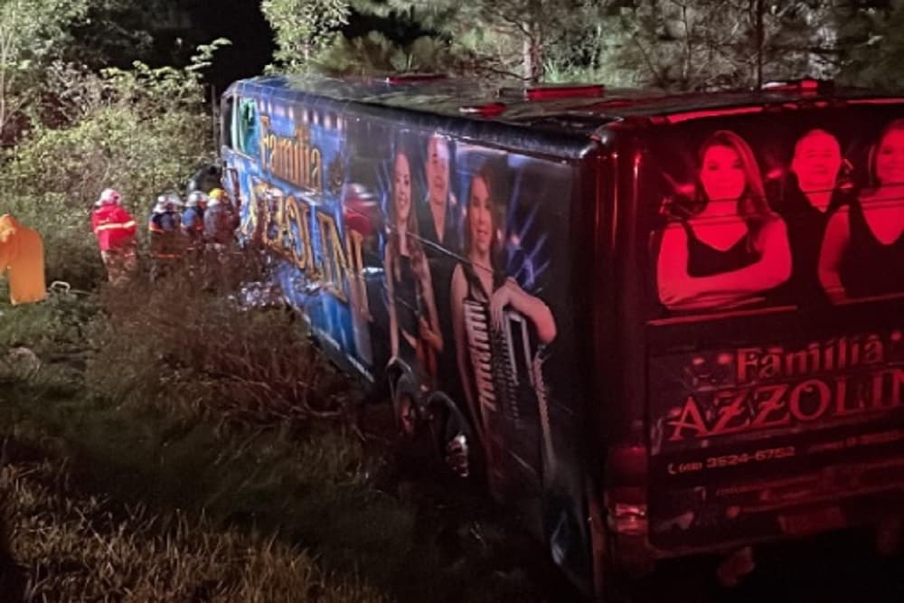 Onibus que transportava a banda Familia Azzolini se envolve em acidente no Paraná