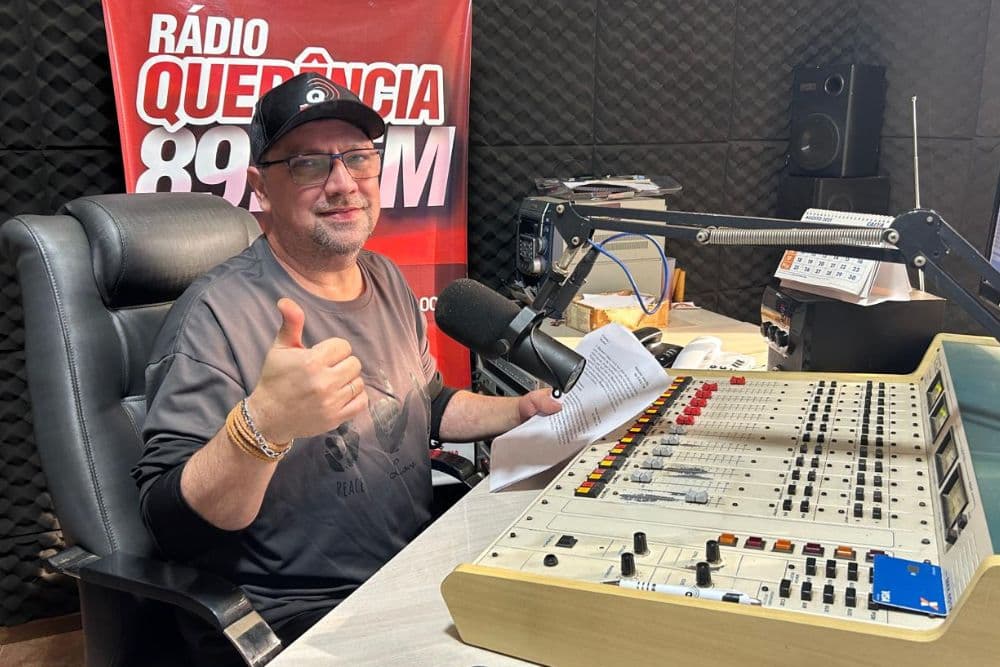 Evandro Santos assume o comando do Arena Hits na Rádio Querência